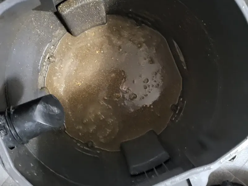 울주 석션 장비 통에 빨려 나온 오수와 찌꺼기