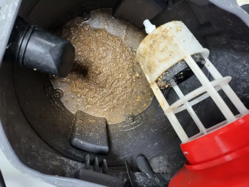 울주 석션 통 안에 모인 음식물 찌꺼기